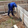 Установка опалубки для фундамента